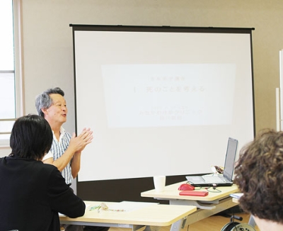 写真：老年医学について話す皆川院長