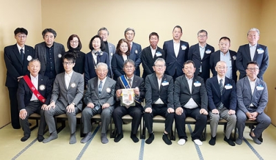 写真：登別訪問を記念して写真撮影する両ＲＣの会員たち
