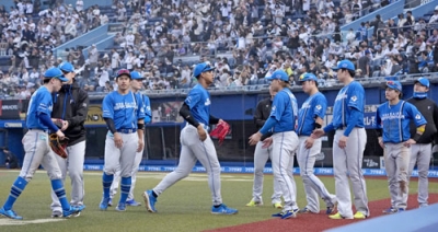 写真：ロッテに敗れ引き揚げる日本ハムナイン＝ＺＯＺＯマリン