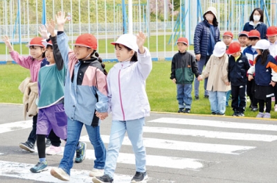 写真：横断歩道の正しい渡り方を学ぶ児童