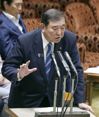 写真：参院予算委の集中審議で答弁する石破首相＝１９日午前