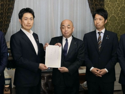 写真：旧姓の通称使用を法定化する法案を衆院に提出する日本維新の会の青柳政調会長（左）ら＝１９日午前、国会