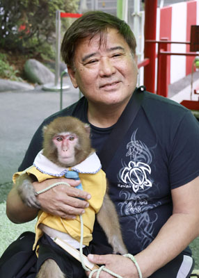 写真：猿回し師の村崎太郎さん＝４月、栃木県日光市の「おさるランド＆アニタウン」