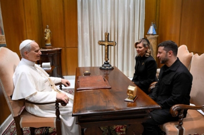 写真：１８日、バチカンでローマ教皇レオ１４世（左）と面会するウクライナのゼレンスキー大統領（右）と妻オレナさん（ロイター＝共同）
