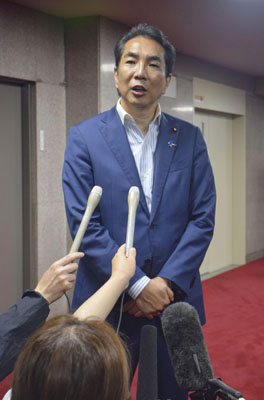 写真：コメに関する自身の発言を巡り、報道陣の取材に応じる江藤農相＝１９日午後、農水省