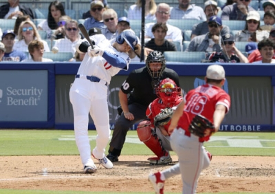 写真：エンゼルス戦の５回、右前適時打を放つドジャース・大谷。投手菊池＝ロサンゼルス（共同