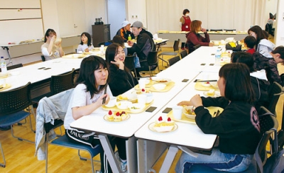 写真：おしゃべりしながら昼食を楽しむ子どもたち