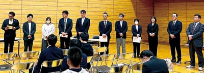 写真：新役員らがあいさつに立つ室蘭市ＰＴＡ連合会の定期総会（提供写真）