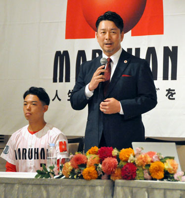 写真：記者会見で抱負を語るマルハン北日本カンパニーの館山昌平監督（右）＝４月、仙台市