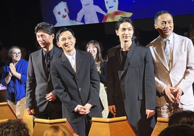 写真：「国宝」上映後、観客の拍手に応える（手前左から）李相日監督、吉沢亮、横浜流星、渡辺謙＝フランス・カンヌ（共同）