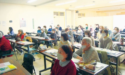 写真：特殊詐欺などに関する説明に耳を傾ける参加者