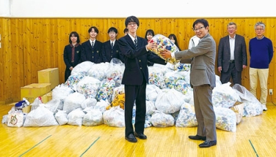 写真：海星学院高にペットボトルキャップとリングプルを届けた室蘭ＬＣ