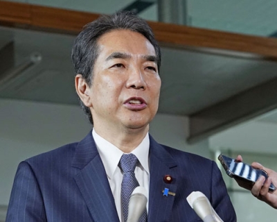 写真：石破首相に辞表を提出後、記者団の取材に応じる江藤農相＝２１日午前、首相官邸