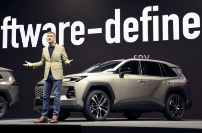 写真：トヨタ自動車の新型車発表会で初公開された「ＲＡＶ４」＝２１日午前、東京都江東区