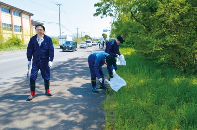 写真：ごみを拾い集める参加者ら