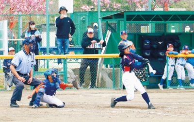 写真：伊達パンダーズとの初戦の５回、左前適時打を放つ豊浦の大西選手