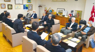 写真：要望書の内容について小笠原市長と意見を交わす市連町の役員ら