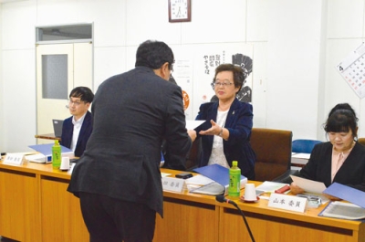写真：委員に委嘱状を交付する小笠原市長