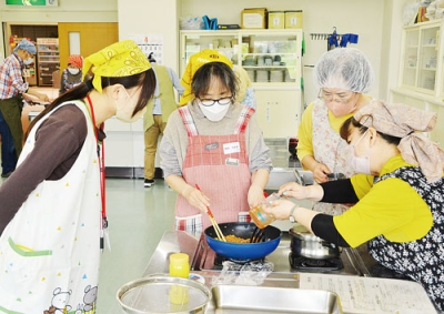 写真：タコライスの調理に挑戦する参加者たち