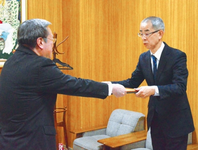 写真：安宅教育長から感謝状を受け取る大野社長（右）