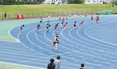 写真：【男子４００メートルＲ決勝】好記録を目指してバトンをつなぐ選手ら