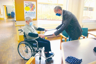 写真：感謝状を受け取る青木さん（左）