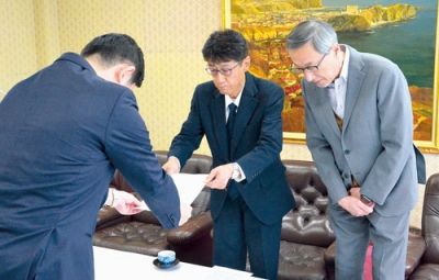 写真：青山市長に要望書を提出する石田理事長（中央）と高橋組合長