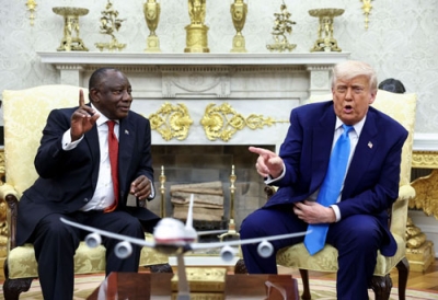 写真：２１日、米ホワイトハウスで南アフリカのラマポーザ大統領（左）と会談するトランプ大統領＝ワシントン（ロイター＝共同）