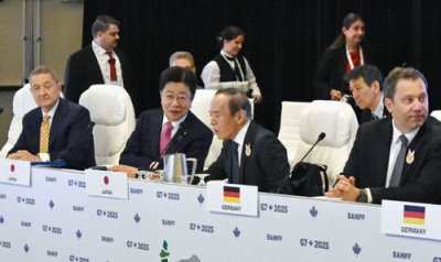 写真：Ｇ７財務相・中央銀行総裁会議に臨む加藤財務相（中央左）と日銀の植田総裁（同右）ら＝２１日、カナダ・バンフ（代表撮影・共同）