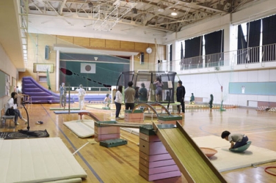 写真：跳躍器具や滑り台などが並ぶ、遊戯施設「あそぼっさ」の体育館＝５月、福井県あわら市