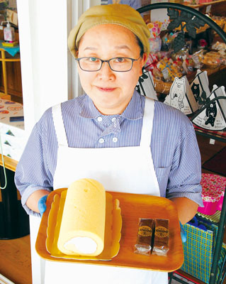 写真：「よりおいしくなった」と商品をアピールする佐藤店長