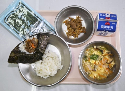 写真：２０２０年６月に鹿児島市内の小学校で提供された給食