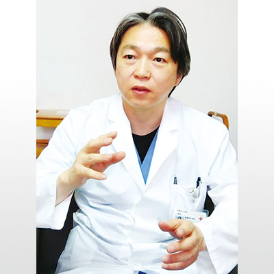 写真：循環器科救急疾患の受け入れについて説明する小笠原医師