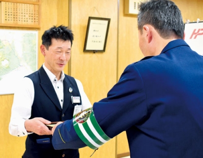写真：特殊詐欺被害を防止したとして、感謝状を受け取る阿部さん（左）