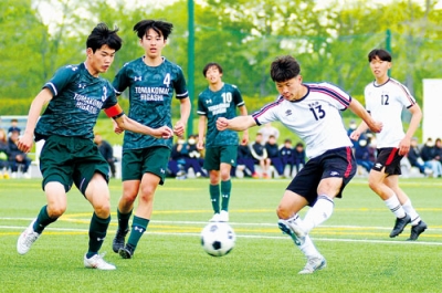 写真：【大谷室蘭－苫小牧東】後半１５分、左足でゴールを決める大谷室蘭・髙橋＝ＴＯＭＡＳＥＩフットボールフィールド