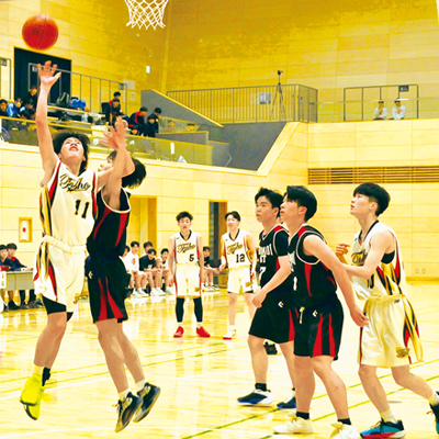 写真：【室蘭東翔－白老東】熱戦を繰り広げる選手＝栗林商会アリーナ