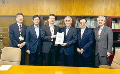 写真：要請活動を行う青山市長（左から２人目）ら（提供写真）