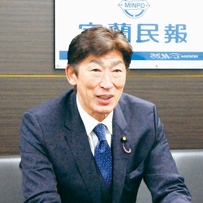 写真：物価高対策として「地域を支える経済政策を進めるべき」と強調する岩本氏