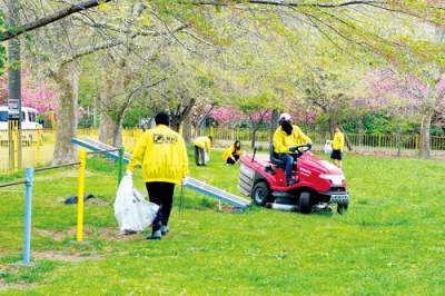写真：清掃活動に励む山地不動産企画の社員