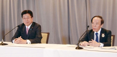 写真：Ｇ７財務相・中央銀行総裁会議の閉幕後、記者会見する加藤財務相（左）と日銀の植田総裁＝２２日、カナダ・バンフ（共同）
