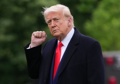 写真：２２日、米ホワイトハウスを離れるトランプ大統領＝ワシントン（ゲッティ＝共同）