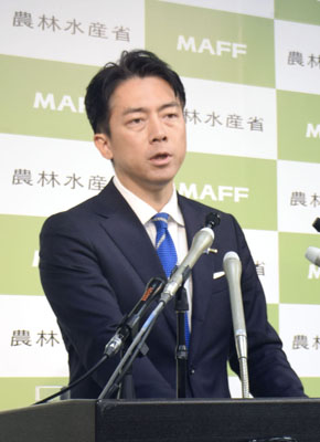 写真：閣議後の記者会見で、備蓄米の放出について述べる小泉農相＝２３日午前、農水省