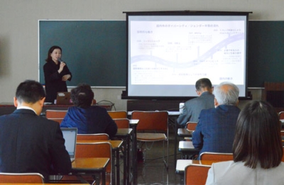 写真：女性管理職の課題について話す菅原さん