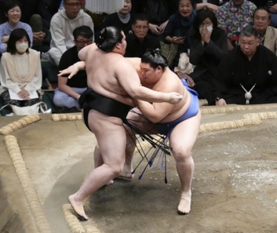 写真：大相撲夏場所１３日目、琴桜（左）を寄り切りで破り優勝を決めた大の里。横綱昇進を確実にした＝２３日、東京・両国国技館