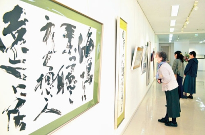 写真：文芸と書を融合した作品がそろう展覧会