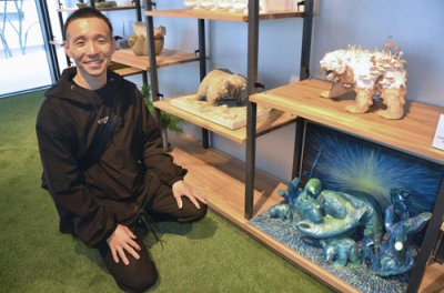 写真：「Ｒｅ－Ｂｅａｒ　Ｐｒｏｊｅｃｔ」に取り組む伊藤昌徳社長。右は生まれ変わった木彫り熊＝札幌市