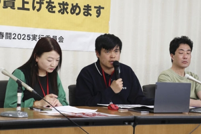 写真：記者会見する首都圏青年ユニオンの尾林哲矢執行委員長（中央）＝８日、東京都千代田区