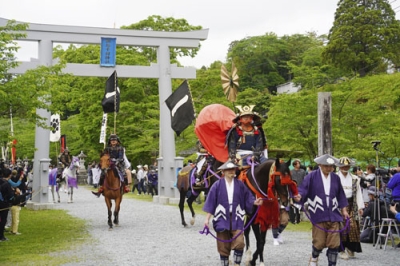 写真：「相馬野馬追」で、相馬中村神社から出陣する武者行列＝２４日午前、福島県相馬市