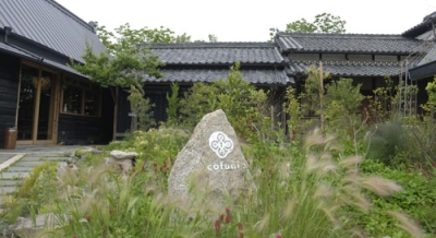 写真：奈良県天理市の西山塚古墳の麓にある古民家を改装した宿泊施設コフニア（cofunia提供）
