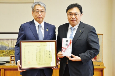 写真：小笠原市長（右）から感謝状が贈られた高橋社長